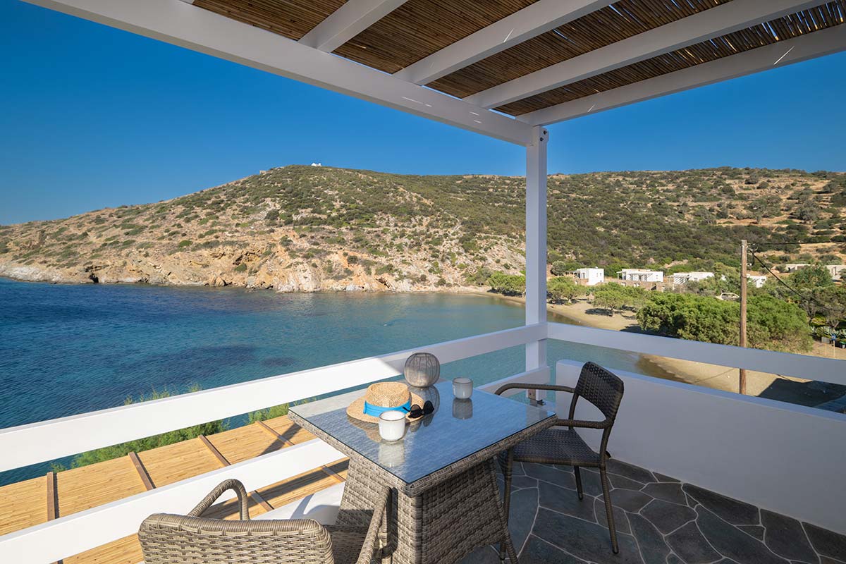 Terrasse ombragée de l’appartement avec vue sur la plage de Glyfo