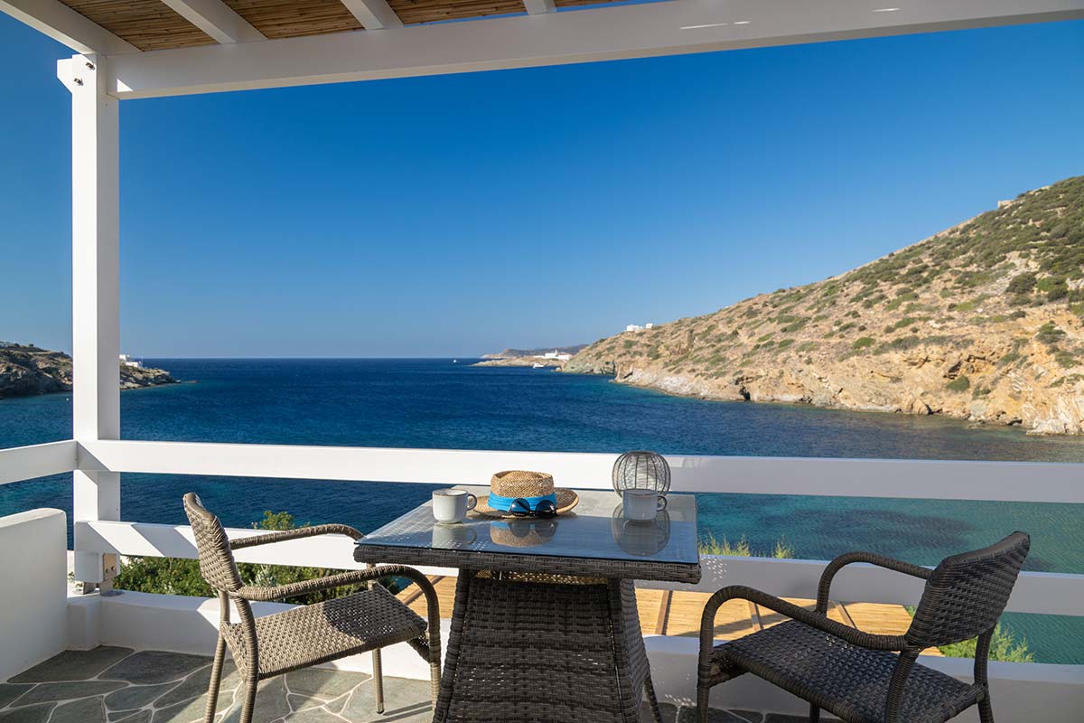 Terrasse ombragée de l’appartement avec vue sur la mer