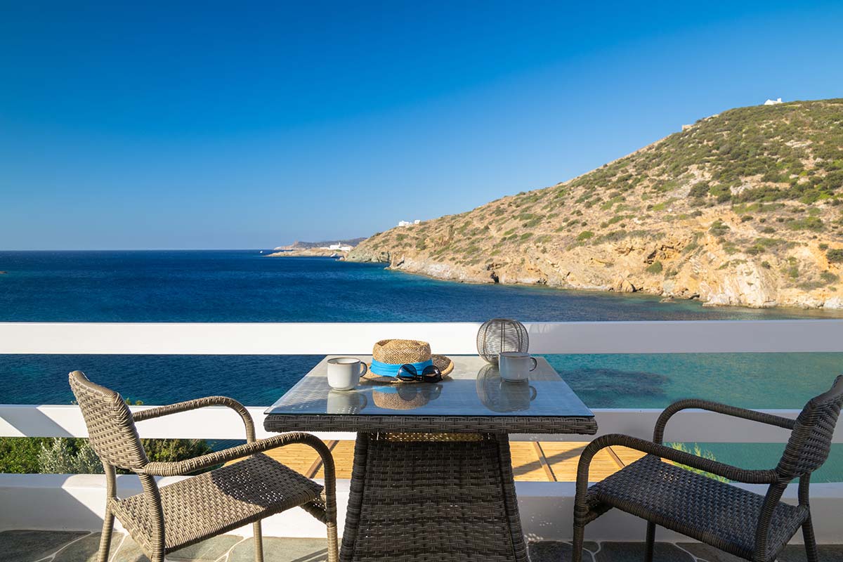 Grande terrasse de l’appartement avec vue sur la mer