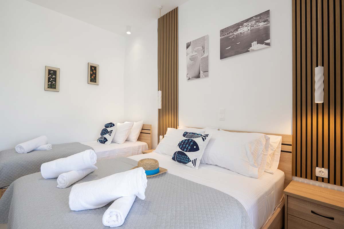 Chambre avec lit double et décoration cycladique