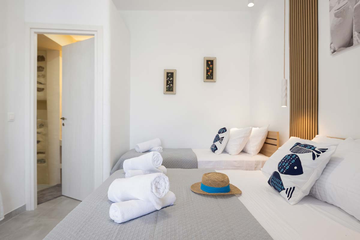 Chambre avec un lit double et un lit simple