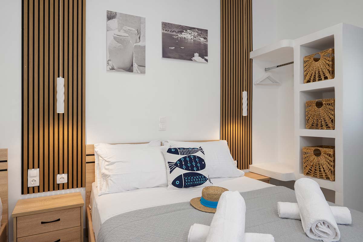 Séjour à Metallia Apartments avec décoration cycladique