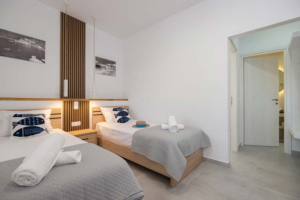 Appartement deux pièces avec un lit double et deux lits simples
