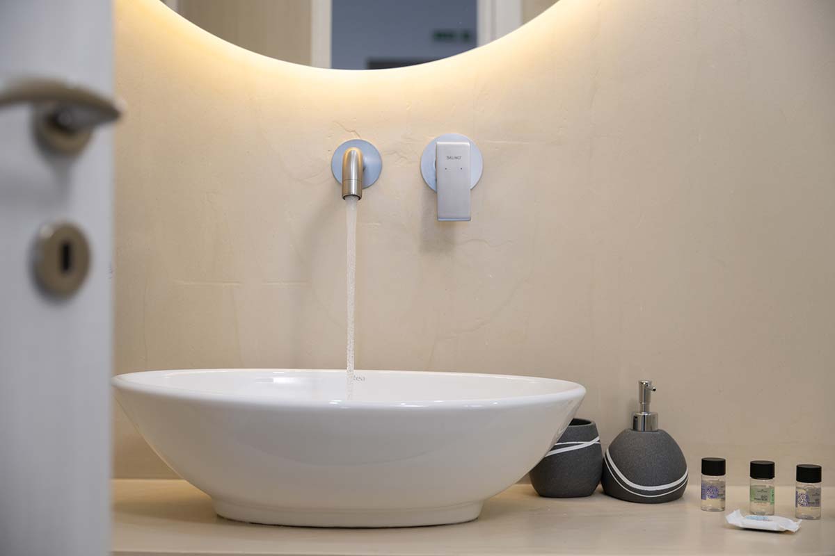 Salle de bains moderne à Metallia Apartments, Sifnos