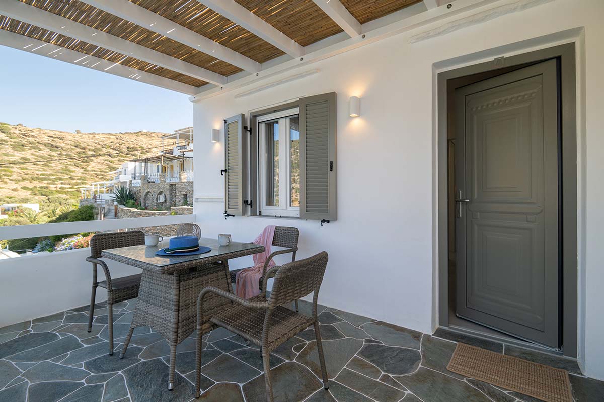 Terrasse ombragée avec vue sur la mer