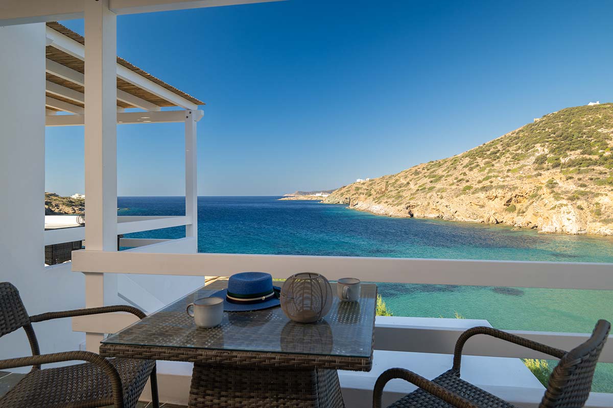 Terrasse ombragée avec vue sur la mer
