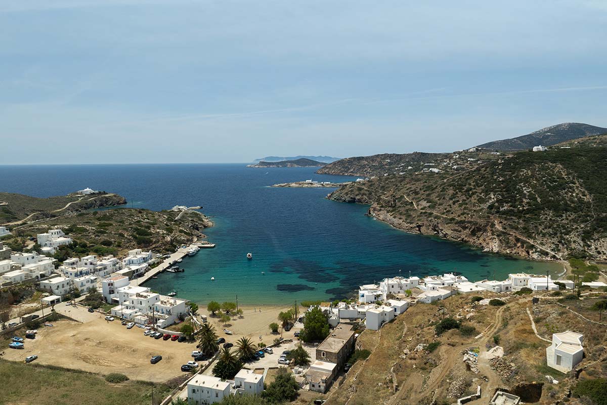 Vue aérienne de la baie de Faros à Sifnos