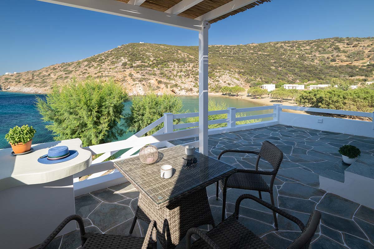 Terrasse ombragée de l’appartement avec vue sur la plage de Glyfo