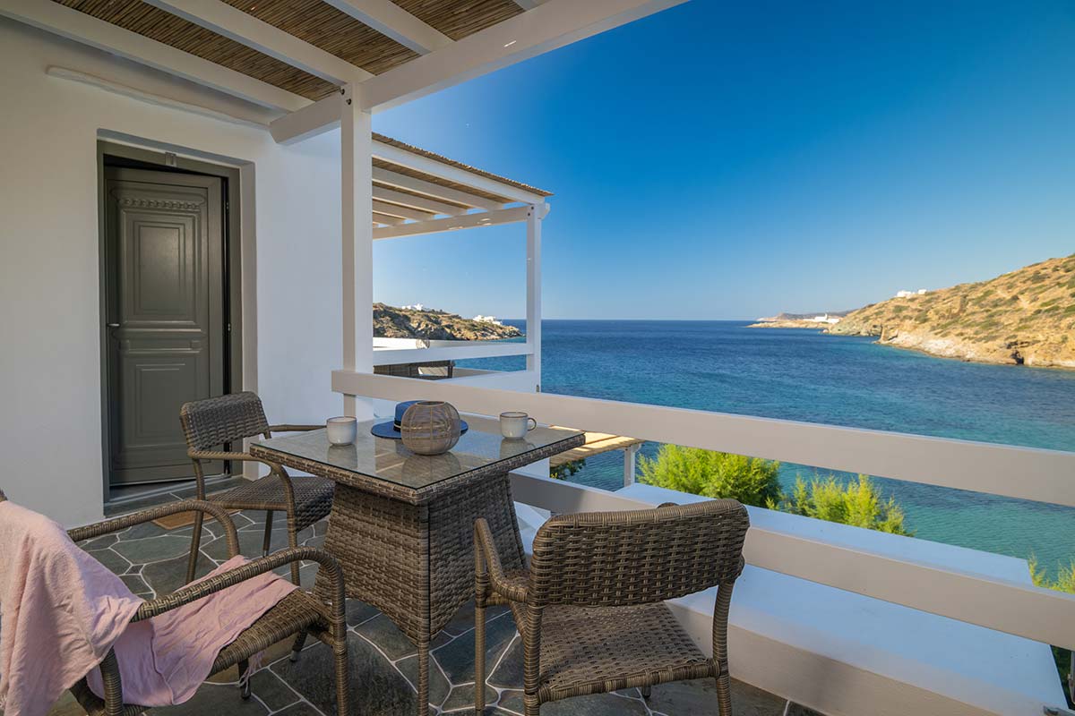 Terrasse ombragée de l’appartement avec vue sur la mer