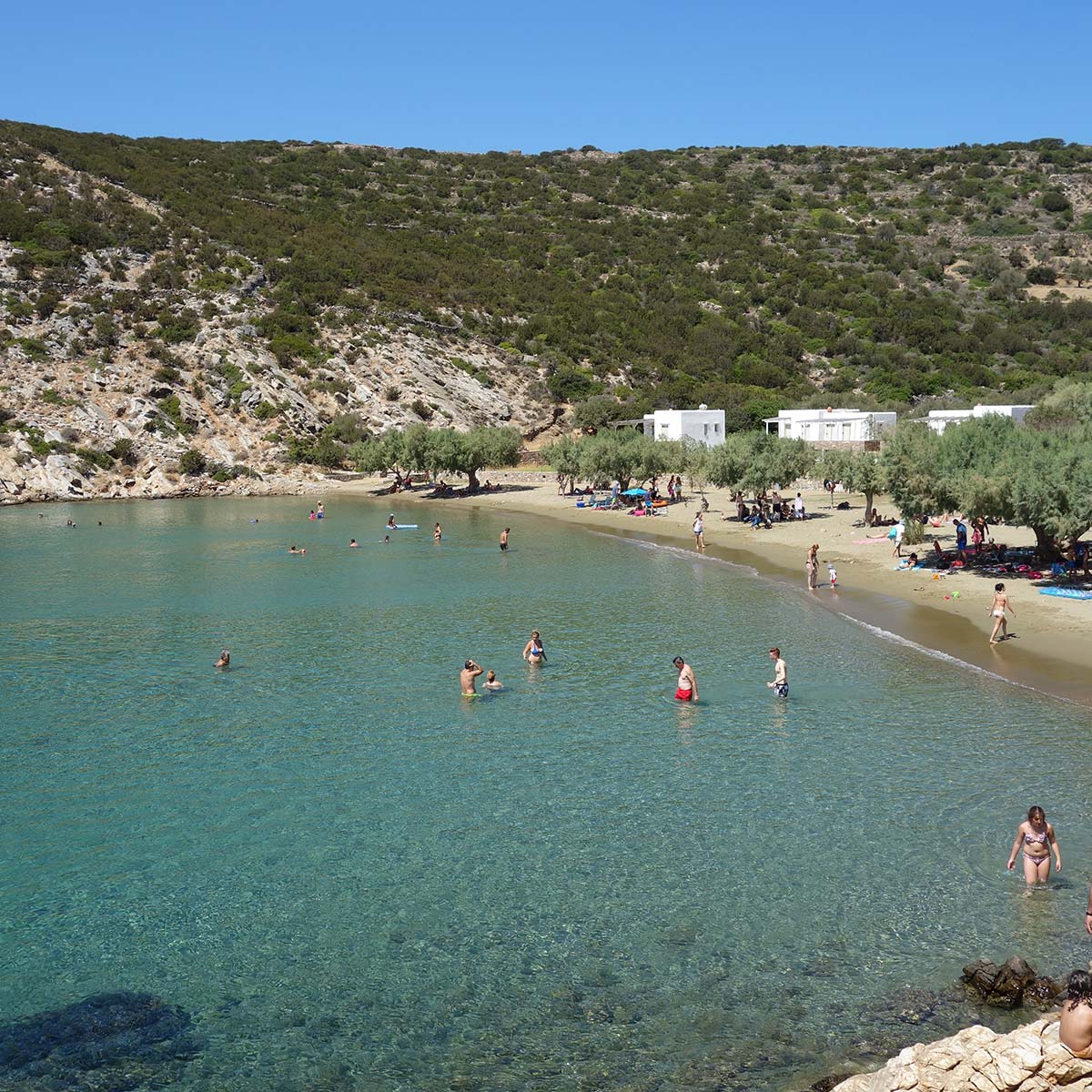 Plage de Glyfo près de Metallia Apartments